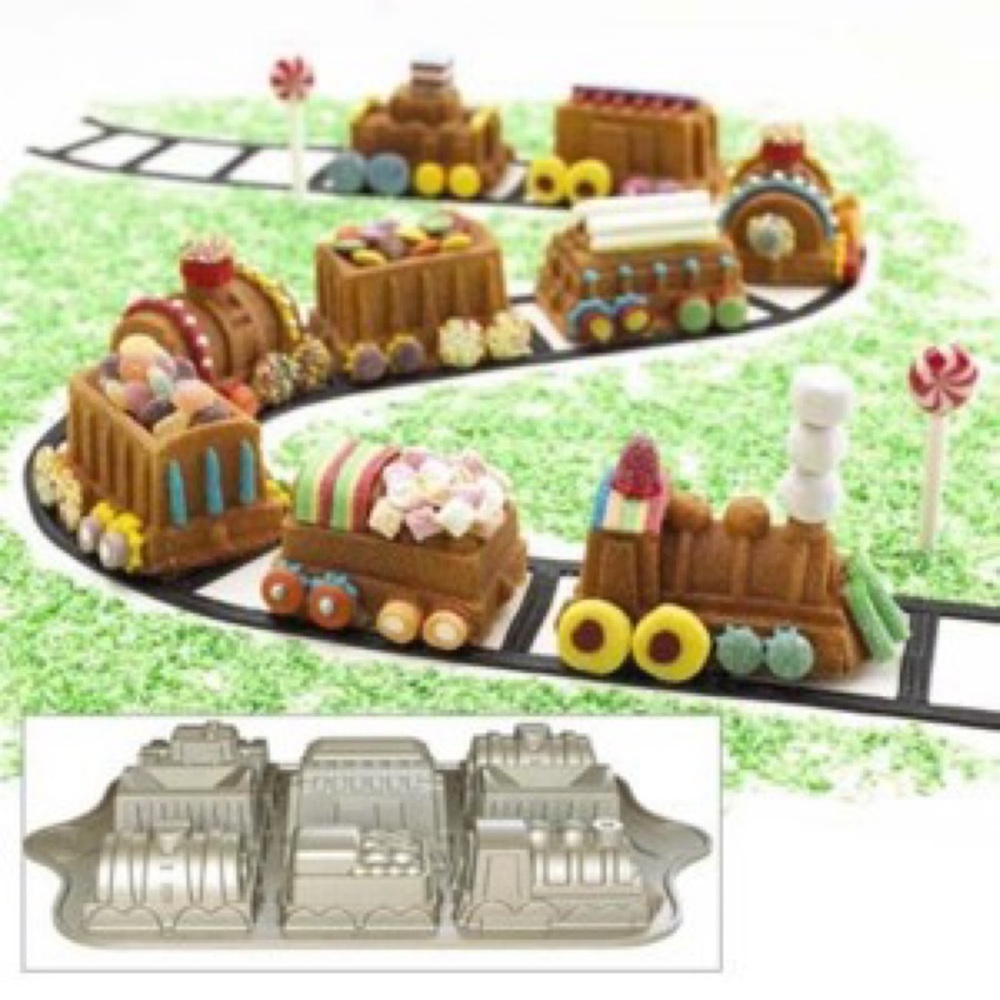 Nordic Ware Train Cake Pan 9 Cars Cast Aluminum 5 cups/1.2 L Parties Bakeware